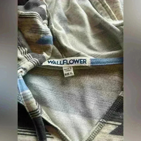 Women’s XL wallflower sweatshirt-lightweight - Picture 3 of 4
